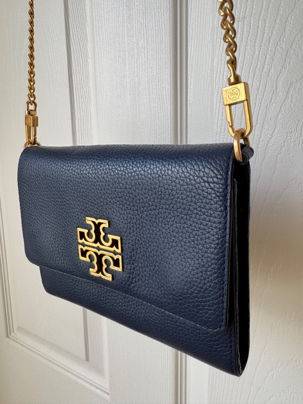 Tory Burch Britten Navy Pebbled Leather Chain Wallet Bag Crossbody Gold Logo